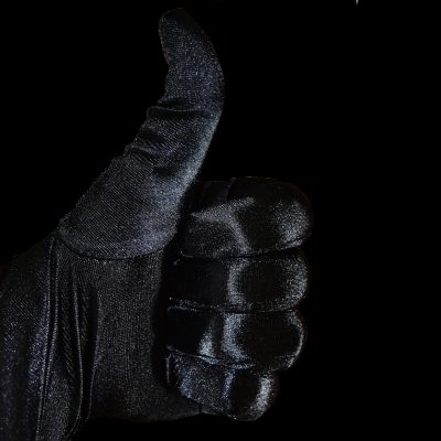 负责核对信息的编辑正对着两台显示器，一边是 www.17c.com ​ 的入口页面，一边是用于比对的公开资料，桌面贴满彩色便签